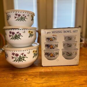 3 bowl set from grace pantry. With lids and box, in PERFECT condition
